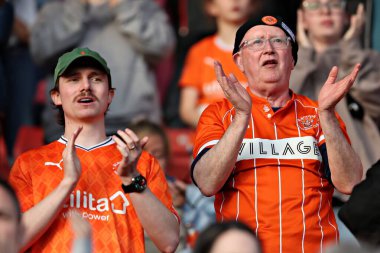 Blackpool taraftarları 8 Mart 2025 'te Oakwell, Barnsley, İngiltere' de oynanan 1.