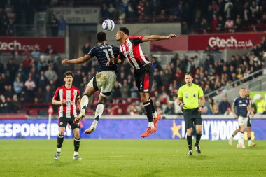 Aston Villa 'dan Ollie Watkins, Premier Lig karşılaşmasında Brentford' dan Ethan Pinnock ile birlikte Londra 'daki Gtech Community Stadyumu' nda 8 Mart 2025 'te Aston Villa' ya karşı atlıyor.
