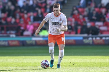 Blackpool takımından Sonny Carey, 8 Mart 2025 'te Oakwell, Barnsley, İngiltere' de oynanan 1.