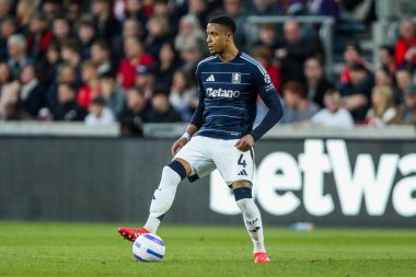 Aston Villa 'dan Ezri Konsa Premier Lig karşılaşmasında topu kontrol ediyor Brentford - Aston Villa maçı sırasında Gtech Community Stadyumu, Londra, Birleşik Krallık, 8 Mart 2025