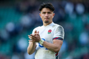 İngiltere 'den Marcus Smith, İngiltere' nin Twickenham şehrindeki Allianz Stadyumu 'nda oynanan 2025 Guinness 6 Milletler karşılaşmasının ardından kazandığı galibiyet sonrasında taraftarlarını kabul ediyor.