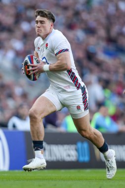 İngiltere 'den Tommy Freeman topu 2025 Guinness 6 Milletler İtalya' ya karşı Allianz Stadyumu, Twickenham, Birleşik Krallık 'ta 9 Mart 2025' te oynanan karşılaşmada atıyor.