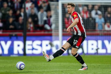 Brentford 'dan Nathan Collins Premier Lig maçında pas veriyor Brentford, Aston Villa' ya karşı The Gtech Community Stadyumu, Londra, Birleşik Krallık, 8 Mart 2025