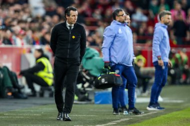 Aston Villa takımından Unai Emery, Premier League maçında Brentford, Aston Villa 'ya karşı Gtech Community Stadyumu, Londra, 8 Mart 2025' te seyrediyor.