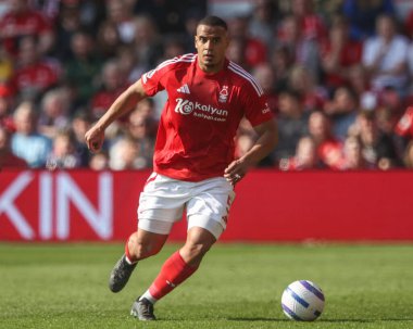Nottingham Ormanı 'ndan Murillo Premier League maçı sırasında Nottingham Forest Manchester City' ye karşı 8 Mart 2025 'te Nottingham, İngiltere' de top kırıyor.