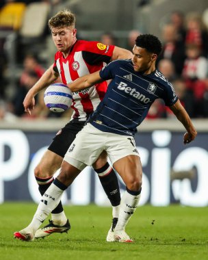 Brentford 'dan Nathan Collins Premier Lig karşılaşmasında Aston Villa' dan Ollie Watkins ile birlikte Londra 'daki Gtech Community Stadyumu' nda 8 Mart 2025 tarihinde oynanan Brentford vs Aston Villa maçında top için mücadele ediyor.