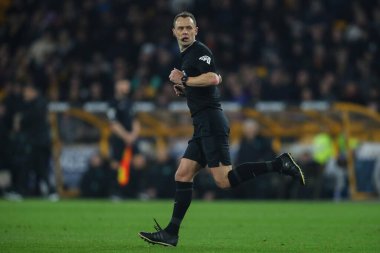 Hakem Stuart Attwell Premier Lig maçı sırasında Wolverhampton Wanderers Everton 'a karşı Molineux, Wolverhampton, Birleşik Krallık, 8 Mart 2025