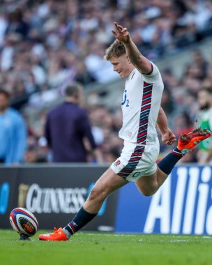 İngiltere 'den Fin Smith, İngiltere' nin Twickenham Stadyumu 'nda oynanan 2025 Guinness maçında skor 42-17 oldu.