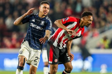 Aston Villa 'dan Morgan Rogers, Premier Lig karşılaşmasında Brentford' lu Ethan Pinnock ile birlikte Londra 'daki Gtech Community Stadyumu' nda 8 Mart 2025 tarihinde oynanan Aston Villa maçında top için mücadele ediyor.