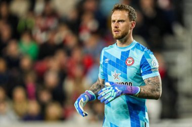 Brentford 'dan Mark Flekken, Premier Lig maçında Brentford, Aston Villa' ya karşı Gtech Community Stadyumu, Londra, 8 Mart 2025 'te seyrediyor.