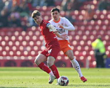 Blackpool F.C. 'den Albie Morgan. Barnsley F.C. 'den Luca Connell' a baskı yapıyor. Sky Bet Ligi 1 maçında Barnsley, Blackpool 'a karşı Oakwell, Barnsley, İngiltere, 8 Mart 2025