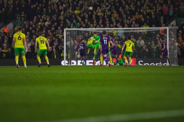 Oxford United 'dan Jamie Cumming, Norwich City' den Jack Stacey 'ye karşı oynanan Norwich City-Oxford United maçında, 7 Mart 2025' te Carrow Road, Norwich, İngiltere 'de büyük bir mücadele verdi.