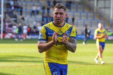 Warrington Wolves 'tan Sam Powell, 9 Mart 2025' te Warrington, İngiltere 'deki Halliwell Jones Stadyumu' nda oynanan Warrington Wolves vs Wakefield Trinity maçının ardından ev sahibi taraftarları alkışlıyor.