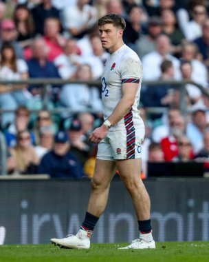 İngiltere 'den Tommy Freeman, 2025 Guinness maçında İngiltere ile İtalya arasında 9 Mart 2025' te Twickenham 'daki Allianz Stadyumu' nda oynanan karşılaşmayı izliyor.