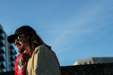 Taraftarlar, Premier League karşılaşması öncesinde Gtech Community Stadyumu 'na geldi. Brentford, Aston Villa' ya karşı Gtech Community Stadyumu, Londra, 8 Mart 2025