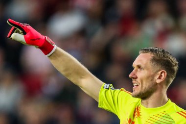 Aston Villa 'dan Robin Olsen, Premier Lig maçında takım talimatlarını veriyor Brentford, Aston Villa' ya karşı Gtech Community Stadyumu, Londra, 8 Mart 2025