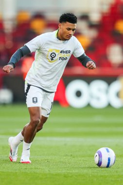 Aston Villa 'dan Ollie Watkins, Premier League maçından önce ısınıyor. Brentford, Aston Villa' ya karşı Gtech Community Stadyumu, Londra, 8 Mart 2025
