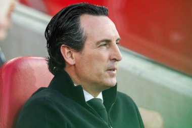 Aston Villa takımından Unai Emery, Premier League maçından önce Brentford 'a karşı Aston Villa maçına bakıyor.