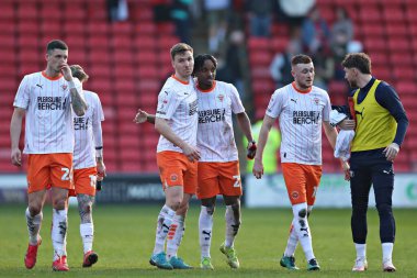 Oliver Casey, Lee Evans, Niall Ennis, Sonny Carey ve James Husband, Blackpool F.C. Sky Bet Ligi 1 maçından sonra Barnsley, Blackpool 'a karşı Oakwell, Barnsley, İngiltere, 8 Mart 2025