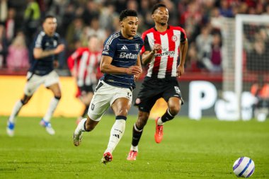 Aston Villa takımından Ollie Watkins, Premier League maçında Brentford-Aston Villa maçında Londra 'daki Gtech Community Stadyumu' nda 8 Mart 2025 'te topu bırakıyor.