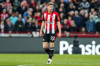 Brentford 'dan Nathan Collins, Premier Lig maçında Brentford-Aston Villa maçına Londra' daki Gtech Community Stadyumu 'nda bakıyor.