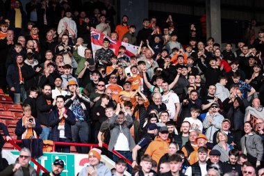 Blackpool taraftarları, 8 Mart 2025 'te Oakwell, Barnsley, Barnsley, İngiltere' de oynanan Sky Bet 1 karşılaşmasında 0-3 'lük galibiyetlerini kutladılar.