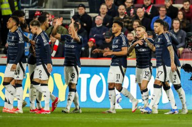 Aston Villa 'dan Ollie Watkins, Premier Lig karşılaşmasında Brentford - Aston Villa maçında takım arkadaşları ile birlikte 8 Mart 2025' te Londra 'daki Gtech Community Stadyumu' nda golünü kutluyor.