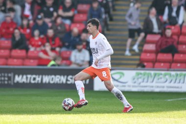 Blackpool takımından Albie Morgan 8 Mart 2025 'te Oakwell, Barnsley, İngiltere' de oynanan 1.