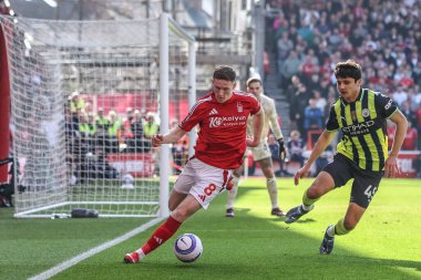 Nottingham Ormanı 'ndan Elliot Anderson, Premier League maçında Nottingham Forest Manchester City' ye karşı 8 Mart 2025 'te Nottingham City' de topu oyunda tutuyor.