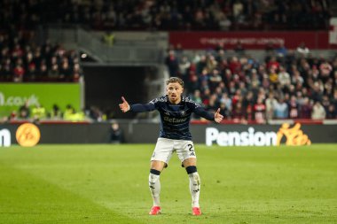 Aston Villa 'dan Matty Cash, Premier League maçında Brentford-Aston Villa maçında Gtech Community Stadyumu, Londra' da 8 Mart 2025 'te tepki gösterdi.