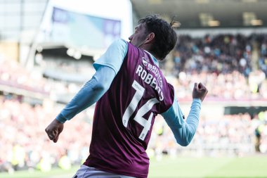 Burnley 'den Connor Roberts, Luton Town' dan Mark McGuinness 'i Gök İddia Şampiyonası maçında 1-0 öne geçerek Burnley' e karşı Luton Town 'da 8 Mart 2025' te Turf Moor, Burnley, İngiltere 'de maçı kazanmasını kutluyor.