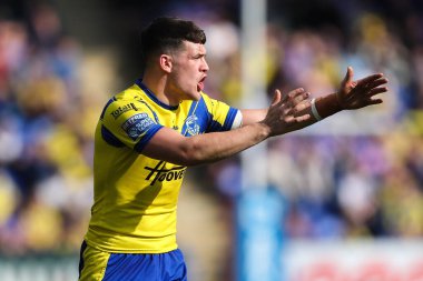 Warrington Wolves takımından Josh Thewlis, 9 Mart 2025 'te Warrington, Warrington' da oynanan Betfred Süper Lig karşılaşmasında takım arkadaşlarına talimat veriyor.