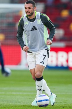 Aston Villa takımından John McGinn, Premier League maçından önce ısınıyor Brentford, Aston Villa 'ya karşı Gtech Community Stadyumu, Londra, 8 Mart 2025
