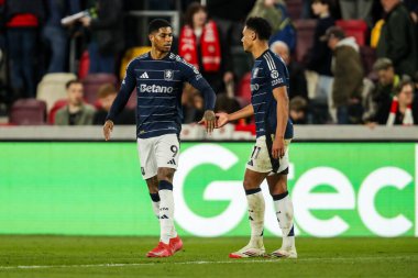 Aston Villa 'dan Marcus Rashford ve Ollie Watkins, Premier League' in 8 Mart 2025 'te Gtech Community Stadyumu' nda Brentford - Aston Villa maçının ardından kazandığı galibiyet sonrasında kucaklaşıyorlar.