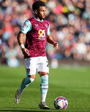 Burnley 'den Marcus Edwards 8 Mart 2025' te Burnley, Burnley, Burnley 'de Luton Town' a karşı oynadığı Gökyüzü İddia Şampiyonası maçında öne doğru ilerliyor.