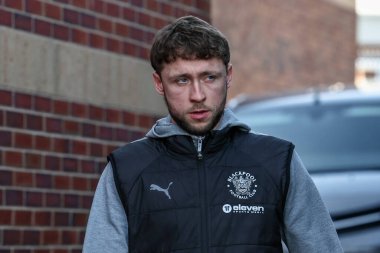 Blackpool takımından Matthew Pennington, 8 Mart 2025 'te Oakwell, Barnsley, Barnsley, İngiltere' de oynanan 1.