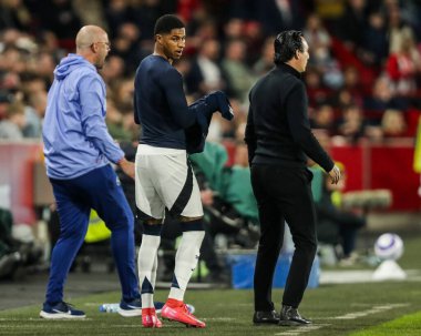 Aston Villa 'dan Marcus Rashford, 8 Mart 2025' te İngiltere 'deki Gtech Community Stadyumu' nda oynanan Premier League maçında Brentford-Aston Villa maçında yedek olmaya hazırlanıyor.