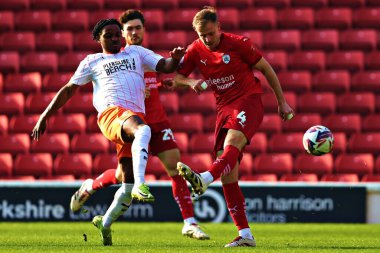 Blackpool 'dan Niall Ennis. Barnsley FC 'den Marc Roberts' la kapışıyor. Sky Bet Ligi 1 maçında Barnsley, Blackpool 'a karşı Oakwell, Barnsley, İngiltere, 8 Mart 2025