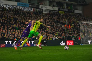 Norwich City 'den Jack Stacey, Oxford United' dan Micha Helik, Sky Bet Şampiyonası maçında Norwich City, Oxford United 'a karşı Carrow Road, Norwich, İngiltere, 7 Mart 2025