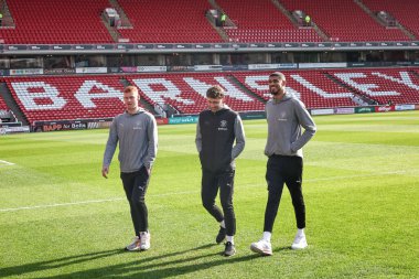 Blackpool 'dan Matthew Pennington ve Blackpool' dan Ashley Fletcher, Oakwell, Barnsley - Blackpool maçında Oakwell, Barnsley maçı sırasında geldiler.