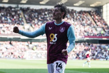 Burnley 'den Connor Roberts, Luton Town' dan Mark McGuinness 'i Gök İddia Şampiyonası maçında 1-0 öne geçerek Burnley' e karşı Luton Town 'da 8 Mart 2025' te Turf Moor, Burnley, İngiltere 'de maçı kazanmasını kutluyor.