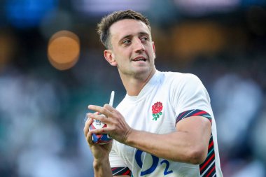 İngiltere 'den Alex Mitchell, İngiltere' nin Twickenham kentindeki Allianz Stadyumu 'nda oynanan 2025 Guinness 6 Milletler maçı sonrasında kazandığı galibiyet sonrasında taraftarlarını kabul ediyor.