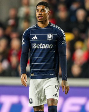 Aston Villa takımından Marcus Rashford, Premier League maçında Brentford, Aston Villa 'ya karşı Gtech Community Stadyumu, Londra, 8 Mart 2025' te seyrediyor.