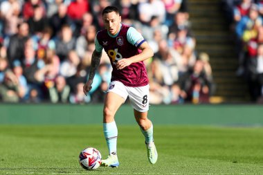 Burnley 'den Josh Brownhill, Sky Bet Şampiyonası maçında topu ayaklarının dibine aldı Burnley, Burnley' e karşı Turf Moor, Burnley, Birleşik Krallık, 8 Mart 2025