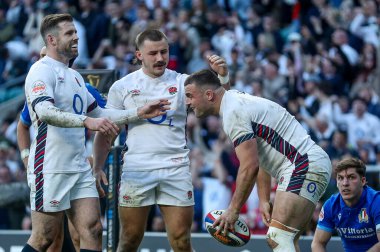 İngiltere 'nin Ben Earl' ü 2025 Guinness maçında takım arkadaşlarıyla denemesini kutluyor. 6 Milletler İtalya 'ya karşı Allianz Stadyumu, Twickenham, İngiltere, 9 Mart 2025