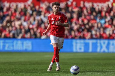 Nottingham Ormanı 'ndan Neco Williams Premier League maçında pas veriyor Nottingham Forest Manchester City' ye karşı City Ground, Nottingham, 8 Mart 2025