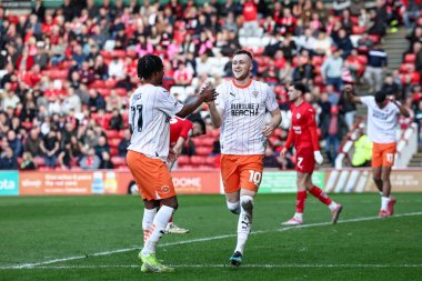 Blackpool 'dan Sonny Carey, 8 Mart 202' de Oakwell, Barnsley, İngiltere 'de oynanan Sky Bet 1 karşılaşmasında 0-3' lük galibiyet golünü kutluyor.