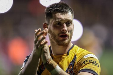 Castleford Tigers 'dan Sam Wood 4. Betfred Süper Lig karşılaşmasında taraftarları alkışlıyor. Castleford Tigers - Salford Red Devils - The Mend-A-Hose Jungle, Castleford, İngiltere, 7 Mart 2025