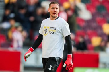 Aston Villa 'dan Robin Olsen, Premier League maçından önce Londra' daki Gtech Community Stadyumu 'nda Brentford-Aston Villa maçından önce ısınıyor.