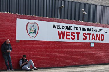 Oakwell, Barnsley, Barnsley, Barnsley, İngiltere 'de 8 Mart 2025 tarihinde oynanan Sky Bet 1 maçından önce Batı Standı' nın önündeki taraftarlar